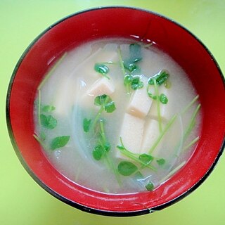 高野豆腐と玉ねぎ豆苗の味噌汁